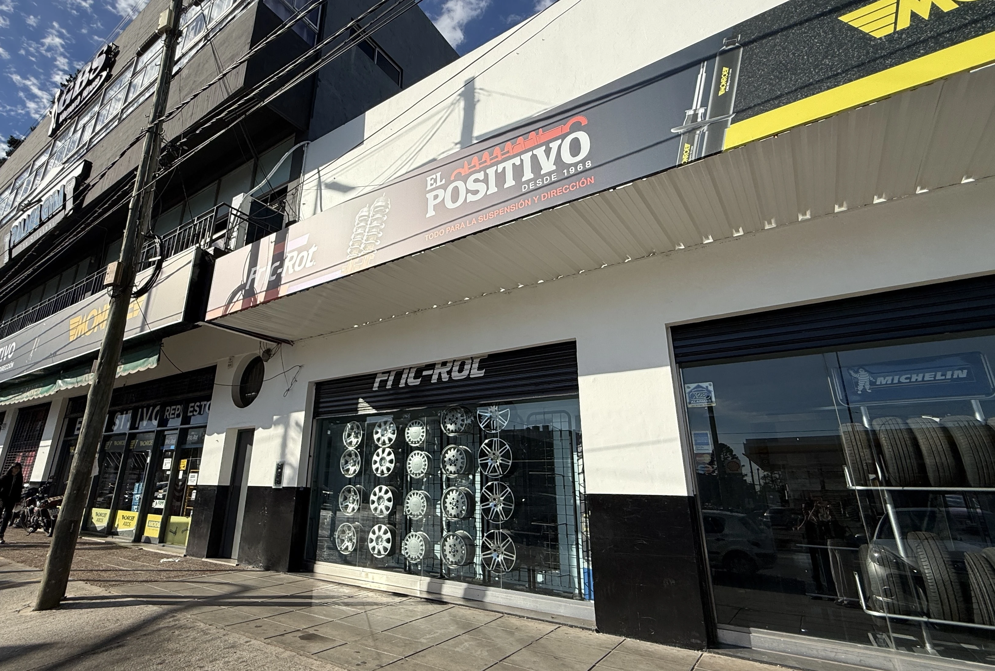 Interior de la empresa El Positivo